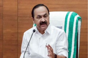 കടലിൽ കാണാതായ മത്സ്യത്തൊഴിലാളികൾക്കായുള്ള തിരച്ചിലിലെ വീഴ്ച്ചകൾ സംബന്ധിച്ച ചോദ്യങ്ങളോട് മുഖംതിരിച്ച് മുഖ്യമന്ത്രി