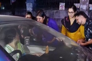 വൈദ്യുതിഭവന് മുന്നിൽ മെഴുകുതിരി വിതരണം; വേറിട്ട പ്രതിഷേധവുമായി ചിന്ത ജെറോമും ആര്യ രാജേന്ദ്രനും
