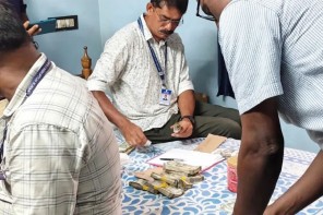 കൊച്ചിയിൽ ജിഎസ്ടി ജോയിന്റ് കമ്മീഷണറുടെ വീട്ടിലും ഓഫീസിലും വിജിലൻസ് റെയ്ഡ്; 14 ലക്ഷം രൂപയും 788 യുഎസ് ഡോളറും പിടികൂടി