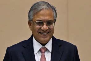 ‘ഇംപീച്ച്മെന്റ് നോട്ടിസ്’ തടഞ്ഞ് സൈന്യം; ഡൽഹിയിൽ തിരഞ്ഞെടുപ്പ് കമ്മിഷൻ ആസ്ഥാനത്തിന് മുന്നിൽ വൻ സുരക്ഷ