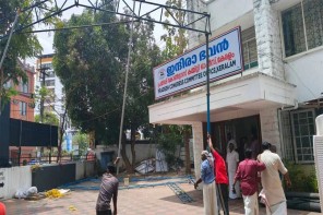 വോട്ടെണ്ണാൻ മണിക്കൂറുകൾ അവശേഷിക്കെ ഇന്ദിരാഭവന് മുന്നിൽ പന്തലൊരുങ്ങി; പൂഴിക്കുന്ന് ആശാന്റെ പടക്കങ്ങൾ വാങ്ങി സിപിഎമ്മും സജ്ജം; ഫലമറിയാൻ മാരാർജി ഭവനിൽ ബി​ഗ് സ്ക്രീൻ 