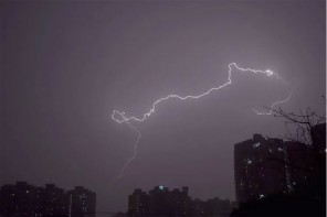 പാടത്ത് കളിച്ചുകൊണ്ടിരുന്ന നാല് കുട്ടികൾക്ക് ഇടിമിന്നലേറ്റു