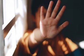 പതിനേഴുകാരനെ ലൈം​ഗികപീഡനത്തിനിരയാക്കിയ യുവതിക്കെതിരെ കേസെടുത്തു