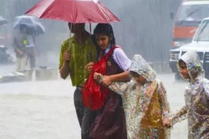 അതിശക്തമായ മഴ; രണ്ടു ജില്ലകളിൽ നാളെ അവധി 