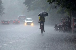 ശക്തമായ മഴ; പത്തനംതിട്ട, ആലപ്പുഴ ജില്ലകളിലെ വിദ്യാഭ്യാസ സ്ഥാപനങ്ങൾക്ക് വെള്ളിയാഴ്ച അവധി