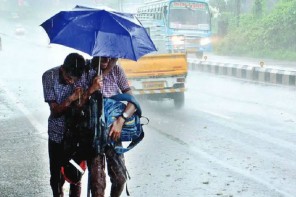 കനത്ത മഴ; രണ്ട് ജില്ലകളിലെ വിദ്യാഭ്യാസ സ്ഥാപനങ്ങൾക്ക് തിങ്കളാഴ്ച അവധി