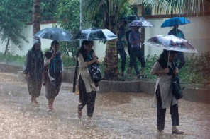 അതിശക്തമായ മഴ; നാളെ നാലു ജില്ലകളിൽ അവധി 