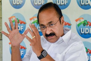 വി.ഡി.സതീശനെ മുഖ്യമന്ത്രിയാക്കണം; കോൺ​ഗ്രസ് പ്രവർത്തകന്റെ ശയനപ്രദക്ഷിണം
