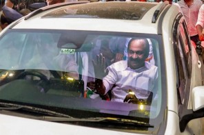 റോഡിലെ രാജാക്കന്മാരും വഴിമാറുന്ന പ്രജകളും: സതീശന്റെ ‘വ്യൂഹം’ മാറ്റുന്നത് കേരളത്തിന്റെ യാത്രാസംസ്കാരമോ?