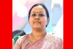 മുൻ മന്ത്രി വീണ ജോർജും കുടുംബവും സഞ്ചരിച്ച വാഹനം നിയന്ത്രണം വിട്ട് ഇലക്ട്രിക് പോസ്റ്റിൽ ഇടിച്ചുകയറി 
