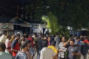 ‘വീട്ടിൽ കിടന്നുറങ്ങാനാകുന്നില്ല’; പവർ കട്ടിനെതിരെ കെഎസ്ഇബി ഓഫീസ് ഉപരോധിച്ച് നാട്ടുകാർ